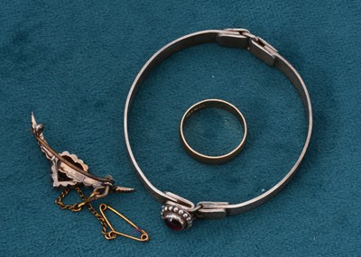 Lot 82 - A 9ct gold wedding band