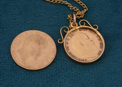Lot 85 - A mounted Edward VII half sovereign on a fine gilt metal chain