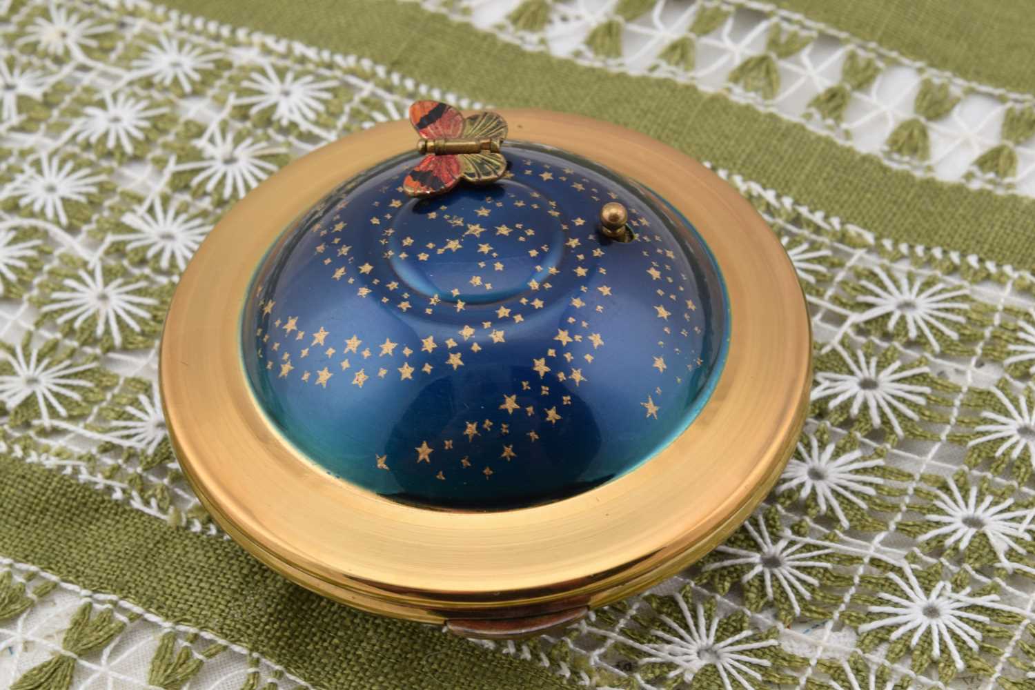 Lot 313 - A 1950s Kigu Flying Saucer Musical compact,