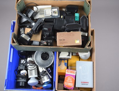 Lot 206 - Flash Units