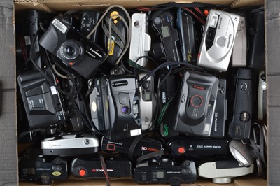 Lot 221 - A Tray of Compact Cameras