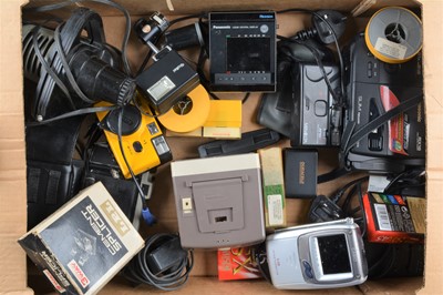 Lot 257 - A Tray of Camera Related Items