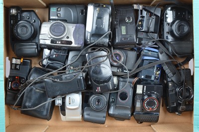 Lot 376 - A Tray of Compact Cameras
