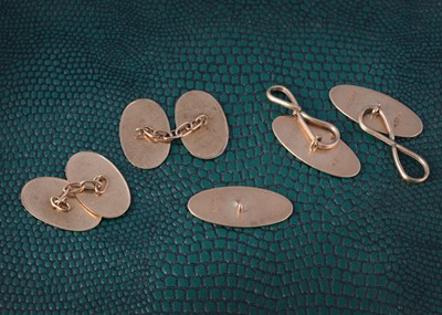 Lot 5 - A pair of 9ct gold engine turned and monogrammed oval cufflinks