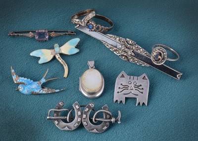 Lot 7 - A collection of silver brooches