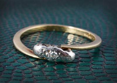 Lot 9 - An 18ct gold and platinum set three stone illusion diamond set crossover dress ring