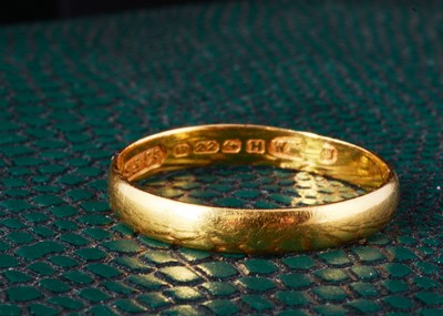 Lot 13 - A 22ct gold wedding band