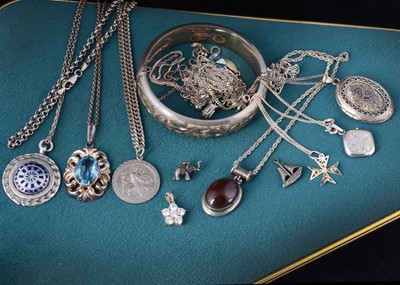 Lot 17 - A collection of silver jewellery