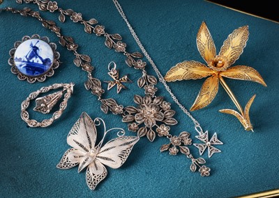 Lot 18 - A silver filigree floral necklace
