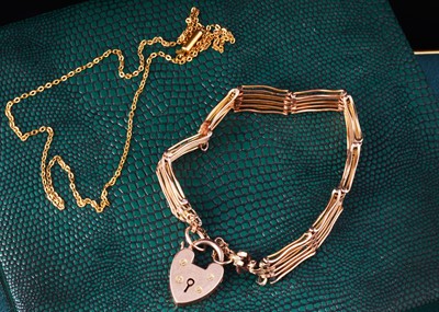 Lot 24 - A five bar 9ct gold padlock clasp gate bracelet