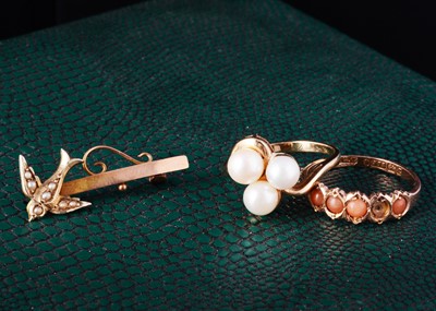 Lot 26 - A 9ct gold coral dress ring