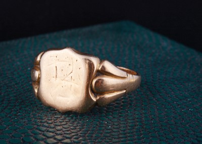 Lot 28 - An 18ct gold Edwardian gentleman's signet ring