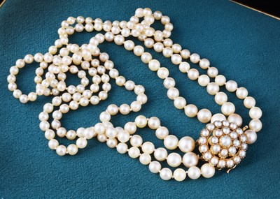 Lot 29 - A graduated cultured pearl three strand choker