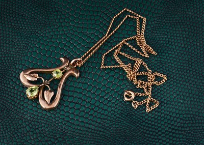 Lot 35 - An art nouveau 9ct gold and peridot drop pendant