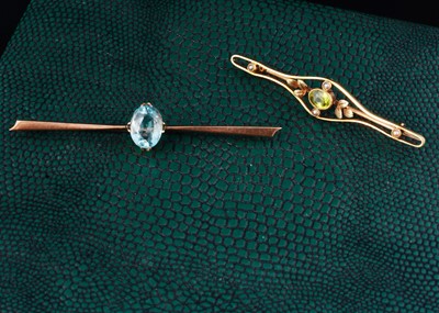 Lot 36 - An Edwardian 15ct gold peridot and seed pearl bar brooch