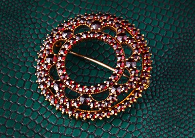 Lot 37 - A Bohemian garnet and silver gilt wreath brooch