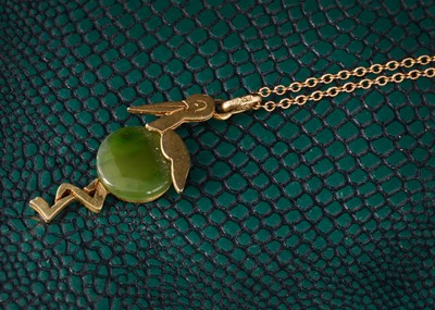 Lot 45 - A 9ct gold nephrite stork pendant