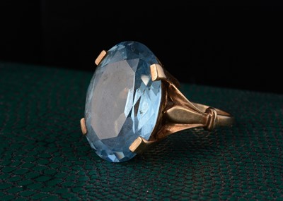 Lot 49 - A 9ct gold synthetic colour change dress ring
