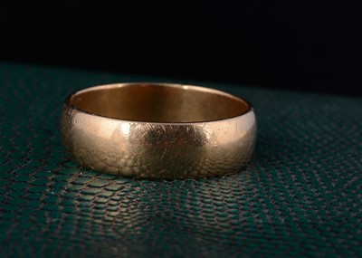 Lot 53 - A 9ct gold wedding band