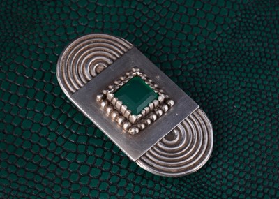 Lot 54 - An art deco French silver and green chrysoprase clip brooch
