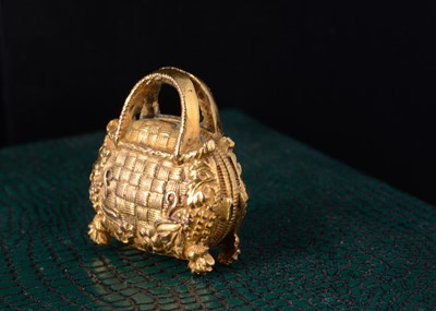 Lot 59 - A novelty gilt metal basket vinaigrette