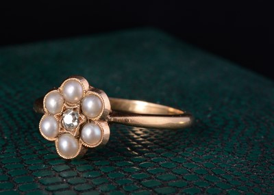 Lot 62 - An early 20th Century seed pearl and old cut diamond cluster ring