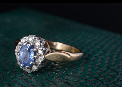 Lot 64 - A 9ct gold sapphire and diamond cluster ring