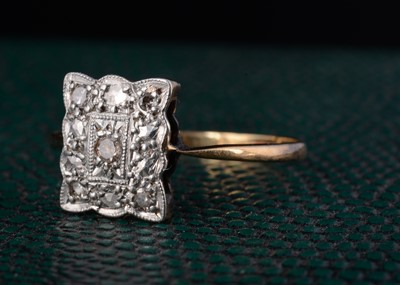 Lot 71 - An art deco 18ct gold and platinum set diamond dress ring