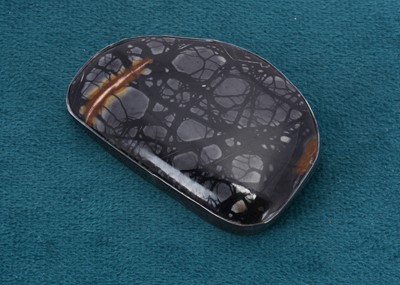 Lot 88 - A Picasso jasper polished pebble brooch