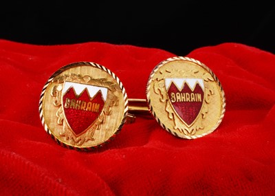 Lot 94 - A pair of Bahrain yellow metal and enamel snap cufflinks
