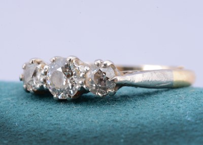 Lot 96 - A three stone diamond dress ring
