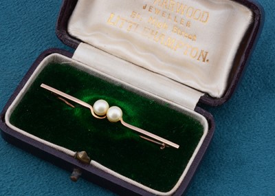 Lot 102 - A 9ct gold and pearl bar brooch