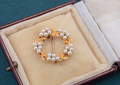 Lot 103 - A 9ct gold seed pearl wreath brooch