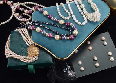 Lot 112 - A large collection of beads
