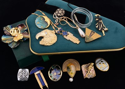 Lot 115 - A collection of brooches