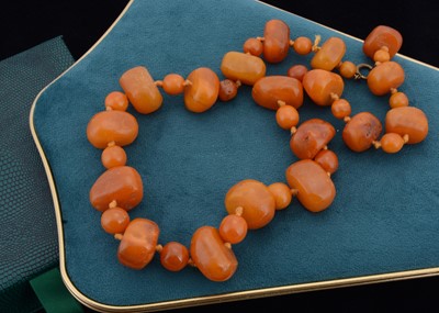 Lot 121 - A string of boulder butterscotch amber beads