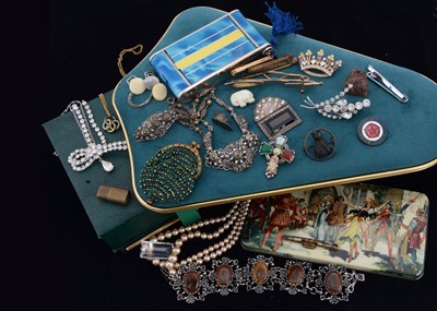 Lot 123 - A small collection of costume jewels