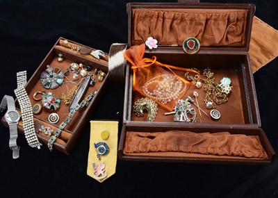 Lot 124 - An early 20th Century leather jewellery box