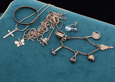 Lot 132 - A small collection of silver jewellery