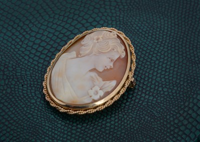 Lot 134 - A carved shell cameo mounted in a 9ct gold frame
