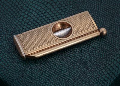 Lot 136 - A 9ct gold cigar cutter