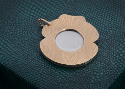 Lot 139 - A 9ct gold engine turned poppy shaped cigar cutter