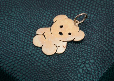 Lot 140 - A teddy bear pendant in 9ct gold