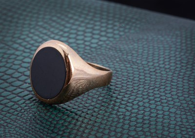 Lot 141 - A 9ct gold onyx dress ring