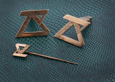 Lot 143 - A cufflink and tie pin set in 9ct gold