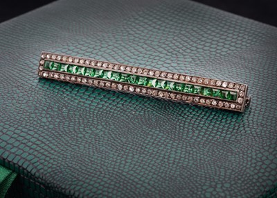 Lot 149 - A French silver and paste art deco bar brooch