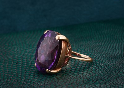 Lot 155 - An amethyst 9ct gold cocktail ring