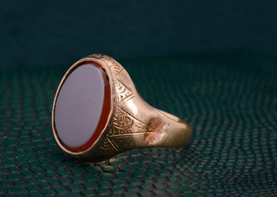 Lot 157 - A gentleman's 9ct gold and sardonyx signet ring