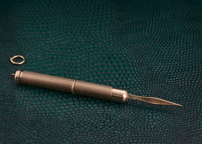 Lot 161 - A 9ct gold retractable toothpick