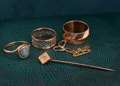 Lot 162 - A small collection of 9ct gold
